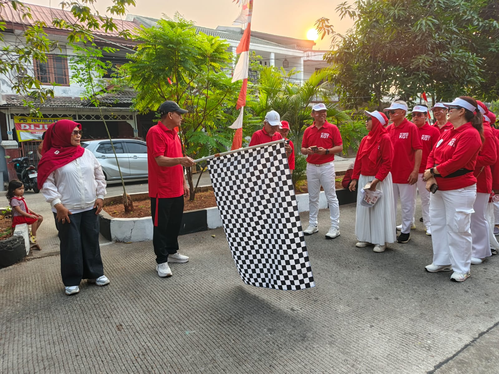 Lurah Kelapa Gading Timur Hadiri Semarak Jalan Sehat RW 010 dalam rangka HUT RI Ke-81 2