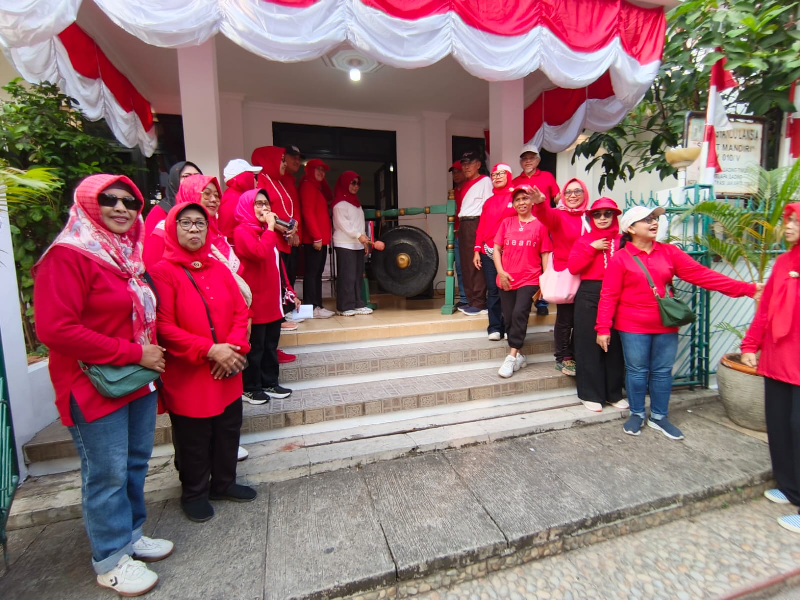 Lurah Kelapa Gading Timur Hadiri Semarak Jalan Sehat RW 010 dalam rangka HUT RI Ke-81 1