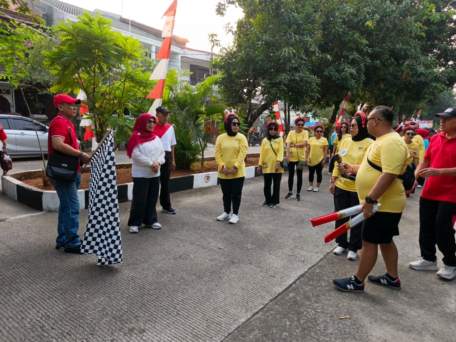 Lurah Kelapa Gading Timur Hadiri Semarak Jalan Sehat RW 010 dalam rangka HUT RI Ke-81 3