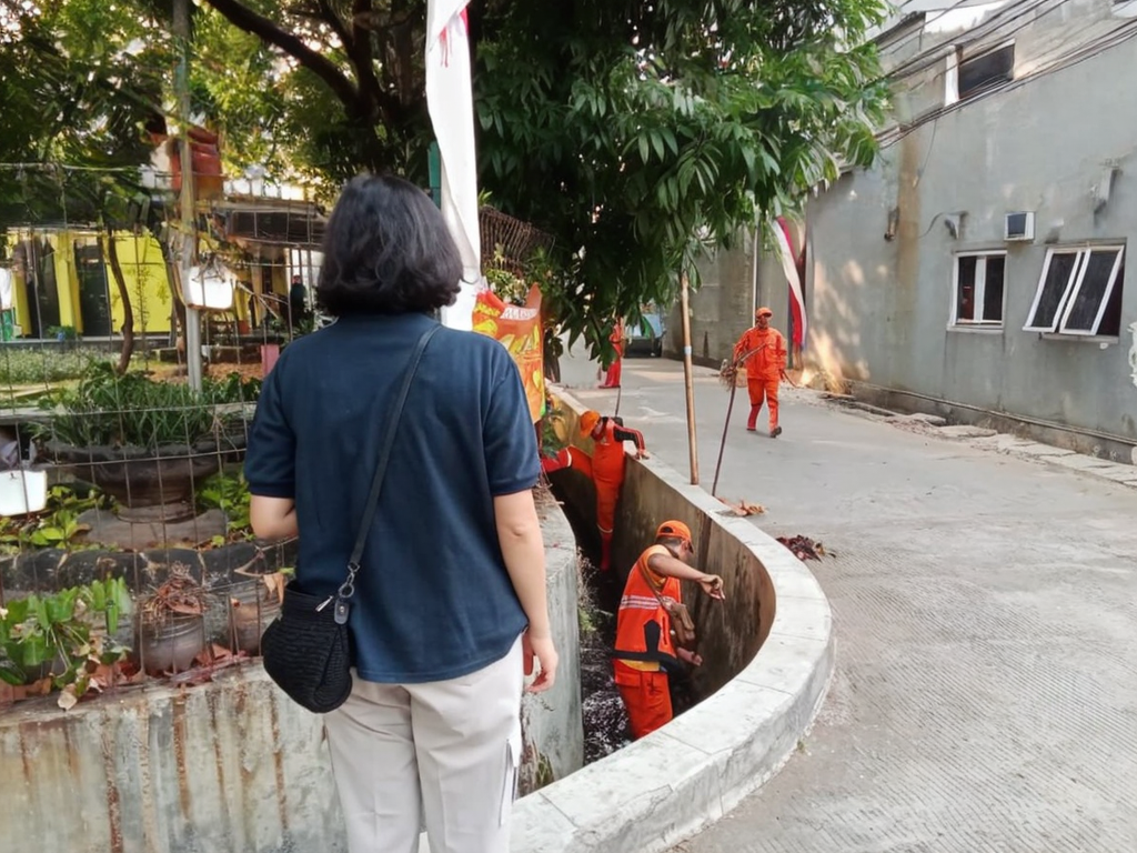 Kerja Bakti RW 07, Kelurahan Kelapa Gading Timur Bersihkan Lingkungan dan Fasilitas Umum 6