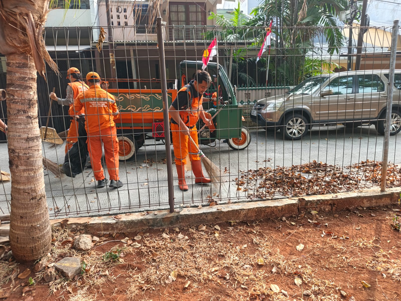 Kerja Bakti RW 07, Kelurahan Kelapa Gading Timur Bersihkan Lingkungan dan Fasilitas Umum 1