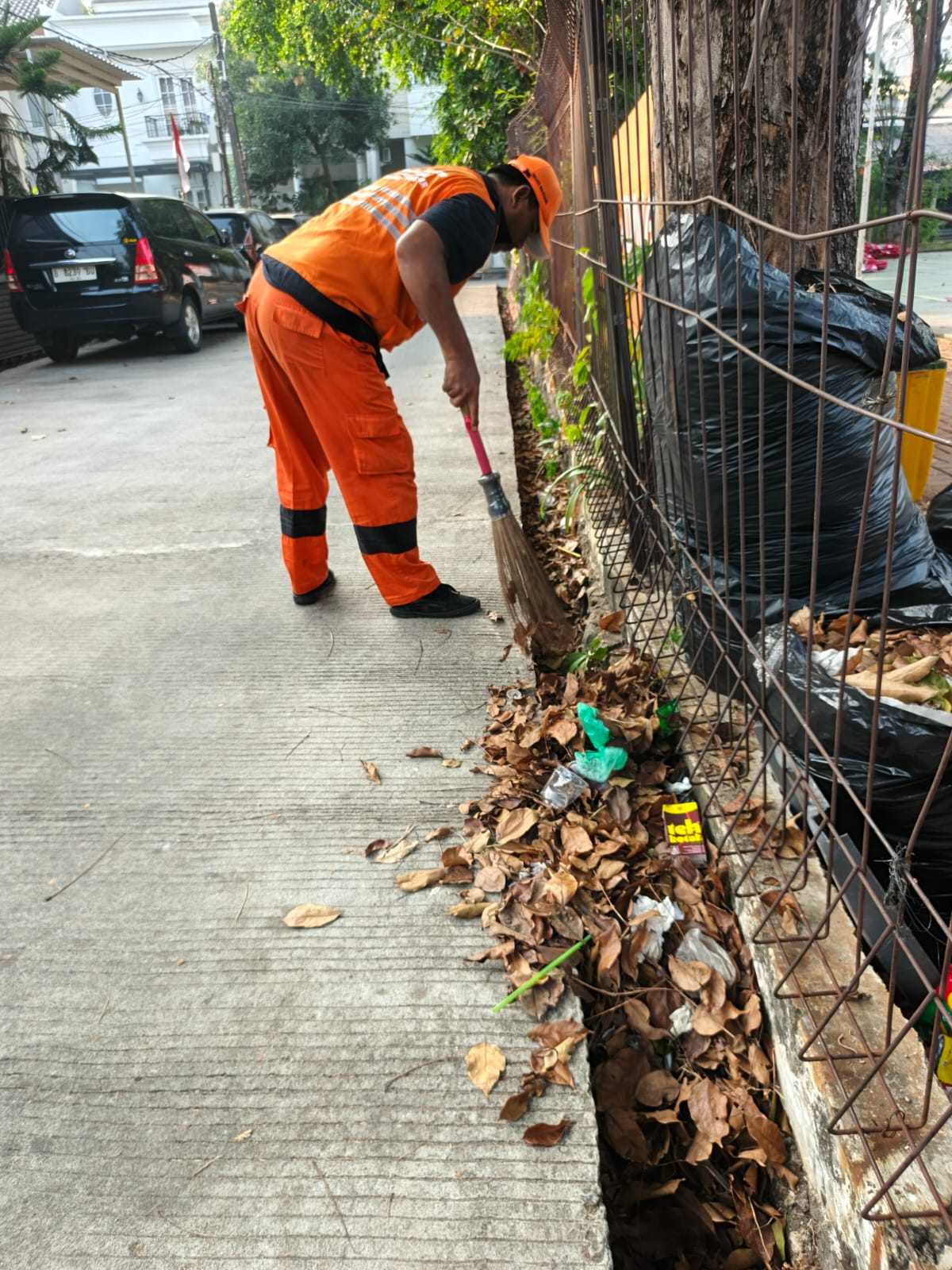 Kerja Bakti RW 07, Kelurahan Kelapa Gading Timur Bersihkan Lingkungan dan Fasilitas Umum 3