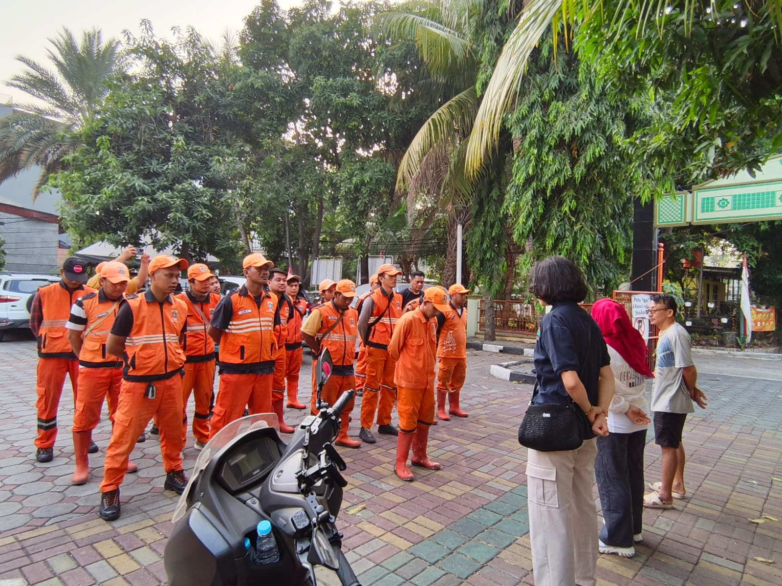 Kerja Bakti RW 07, Kelurahan Kelapa Gading Timur Bersihkan Lingkungan dan Fasilitas Umum 5