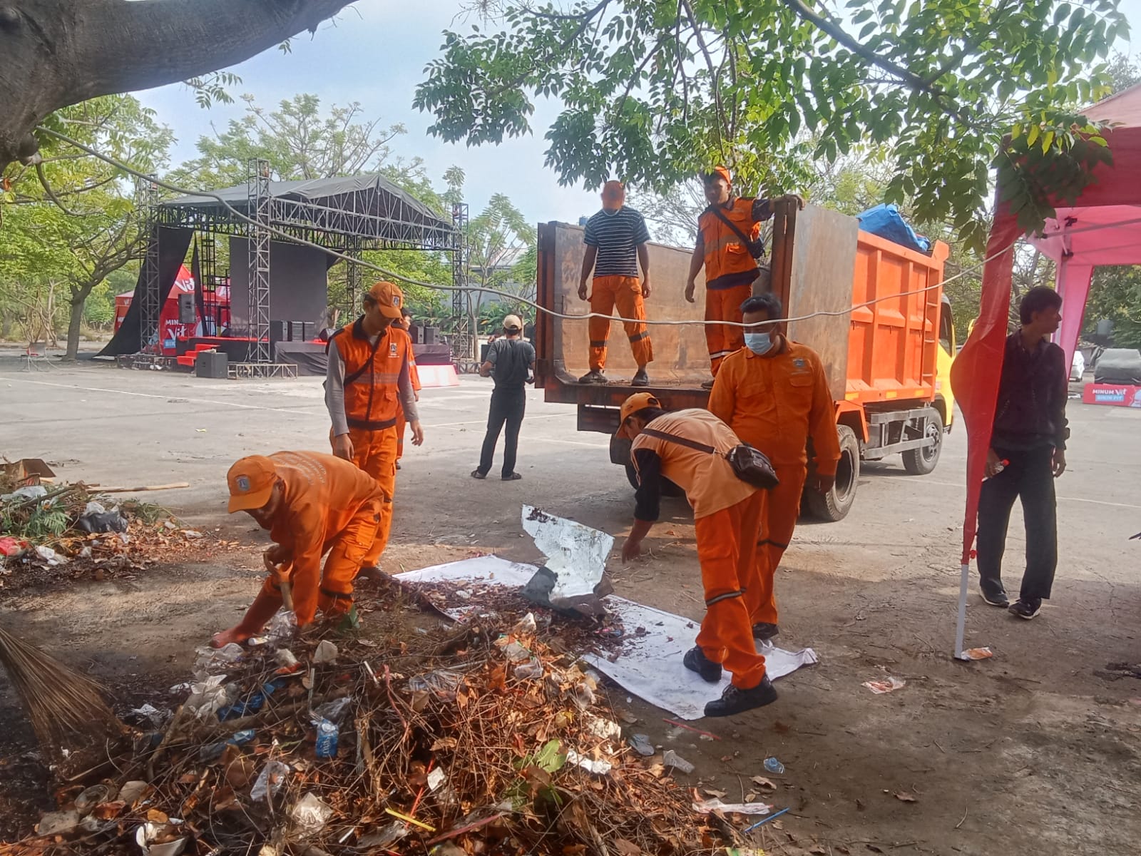 Kerja Bakti Persiapan Pesta Rakyat Semarak Kemerdekaan HUT RI Ke-81 di RW 004 4