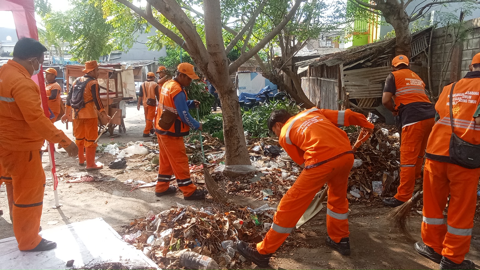 Kerja Bakti Persiapan Pesta Rakyat Semarak Kemerdekaan HUT RI Ke-81 di RW 004 1