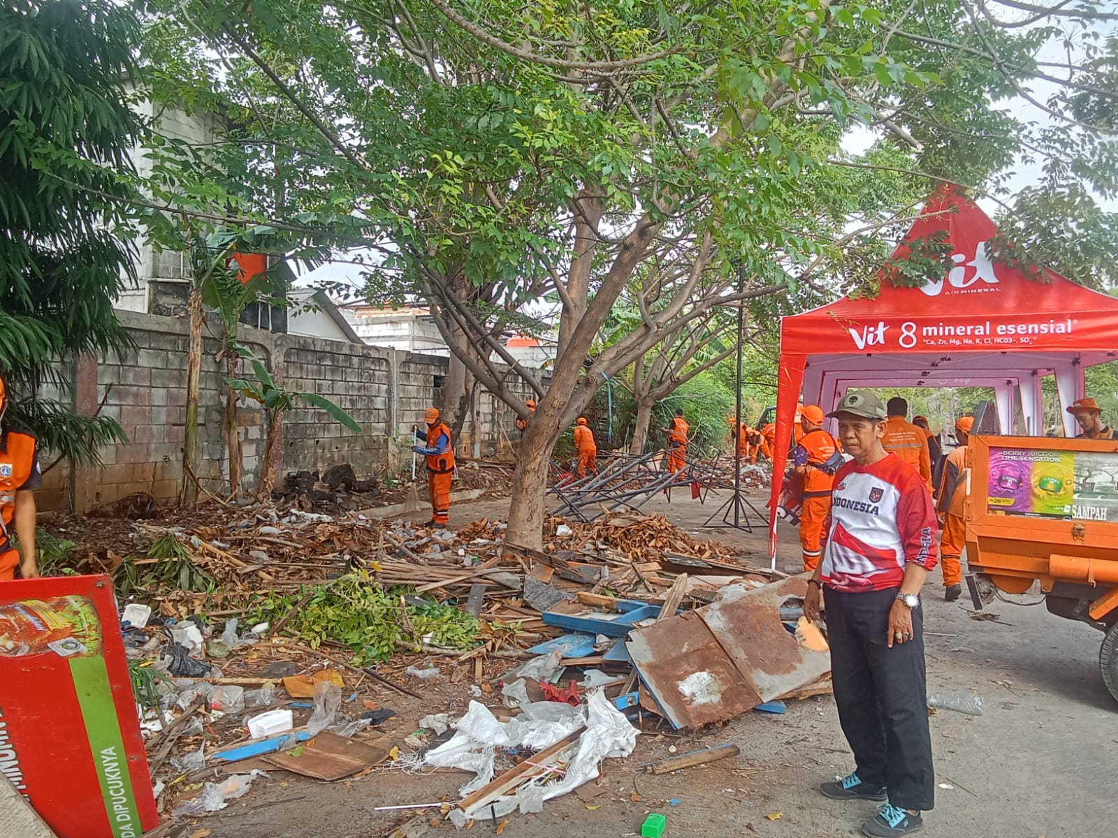 Kerja Bakti Persiapan Pesta Rakyat Semarak Kemerdekaan HUT RI Ke-81 di RW 004 2
