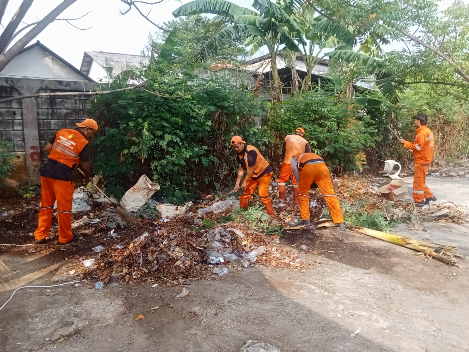 Kerja Bakti Persiapan Pesta Rakyat Semarak Kemerdekaan HUT RI Ke-81 di RW 004 3