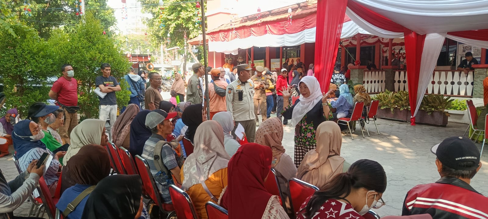 Kelurahan Kelapa Gading Timur Gelar Pendistribusian Beras BULOG dan Pendaftaran IKD 6