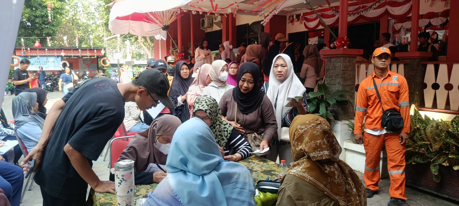Kelurahan Kelapa Gading Timur Gelar Pendistribusian Beras BULOG dan Pendaftaran IKD 4