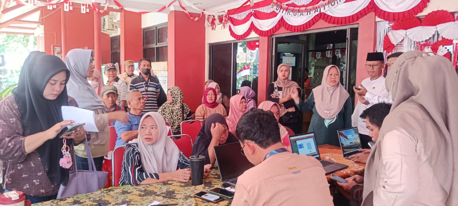 Kelurahan Kelapa Gading Timur Gelar Pendistribusian Beras BULOG dan Pendaftaran IKD 1