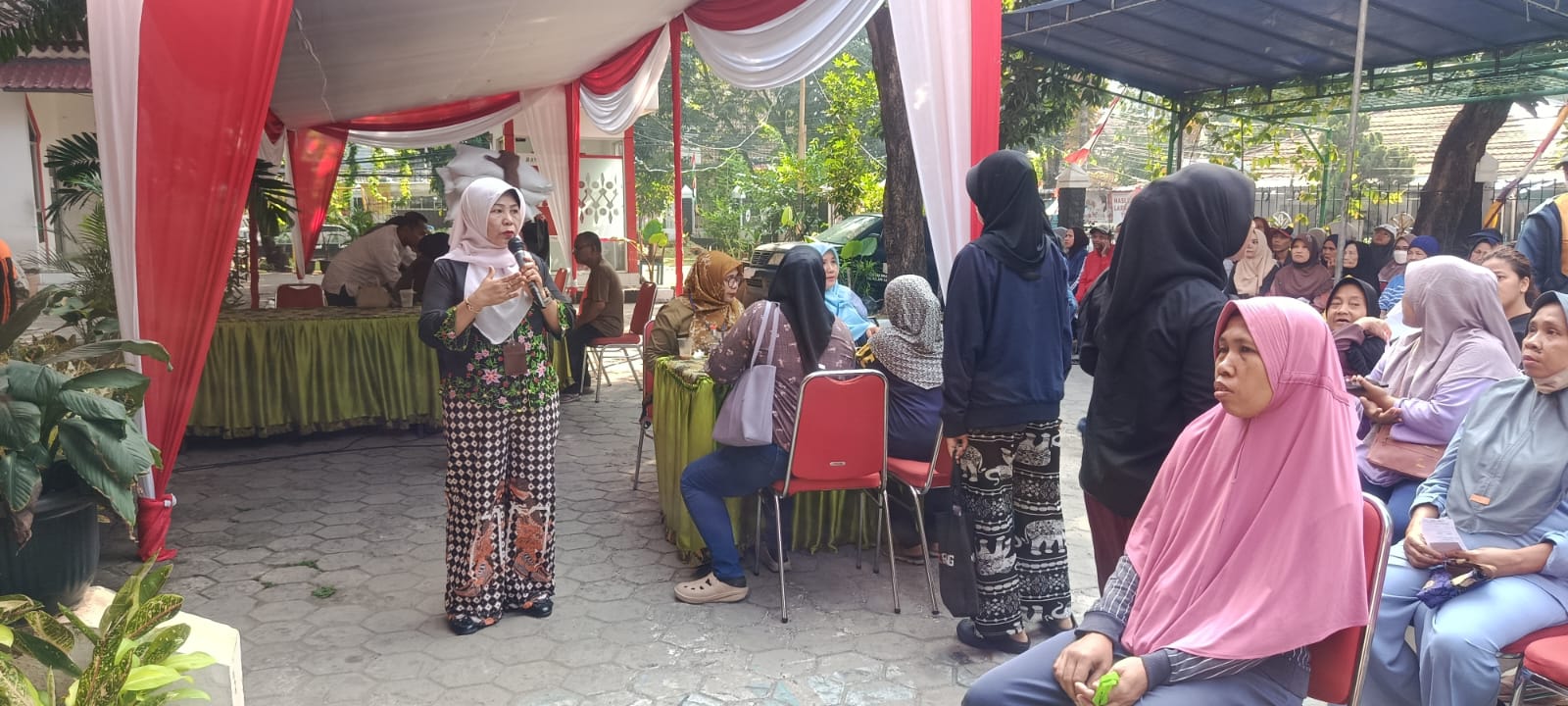 Kelurahan Kelapa Gading Timur Gelar Pendistribusian Beras BULOG dan Pendaftaran IKD 3