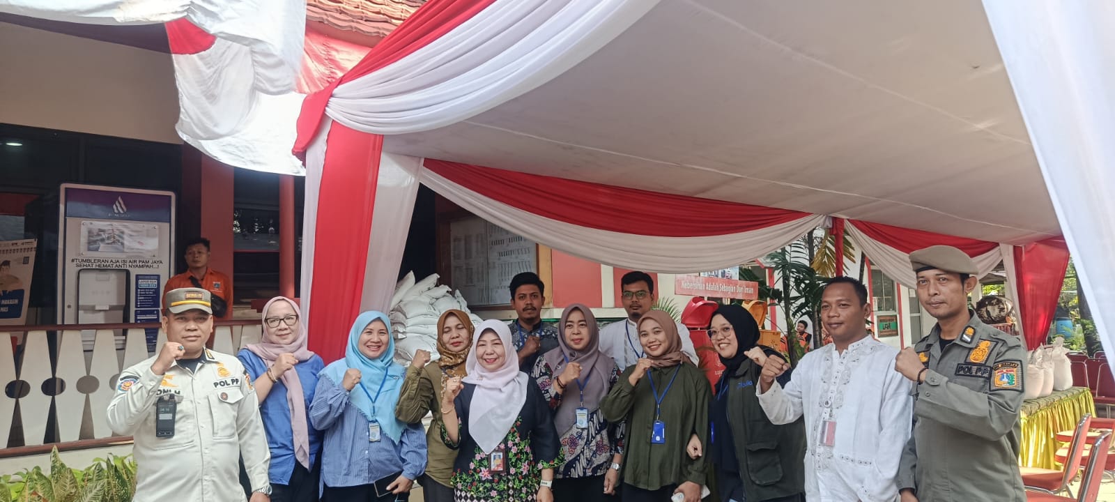 Kelurahan Kelapa Gading Timur Gelar Pendistribusian Beras BULOG dan Pendaftaran IKD 2