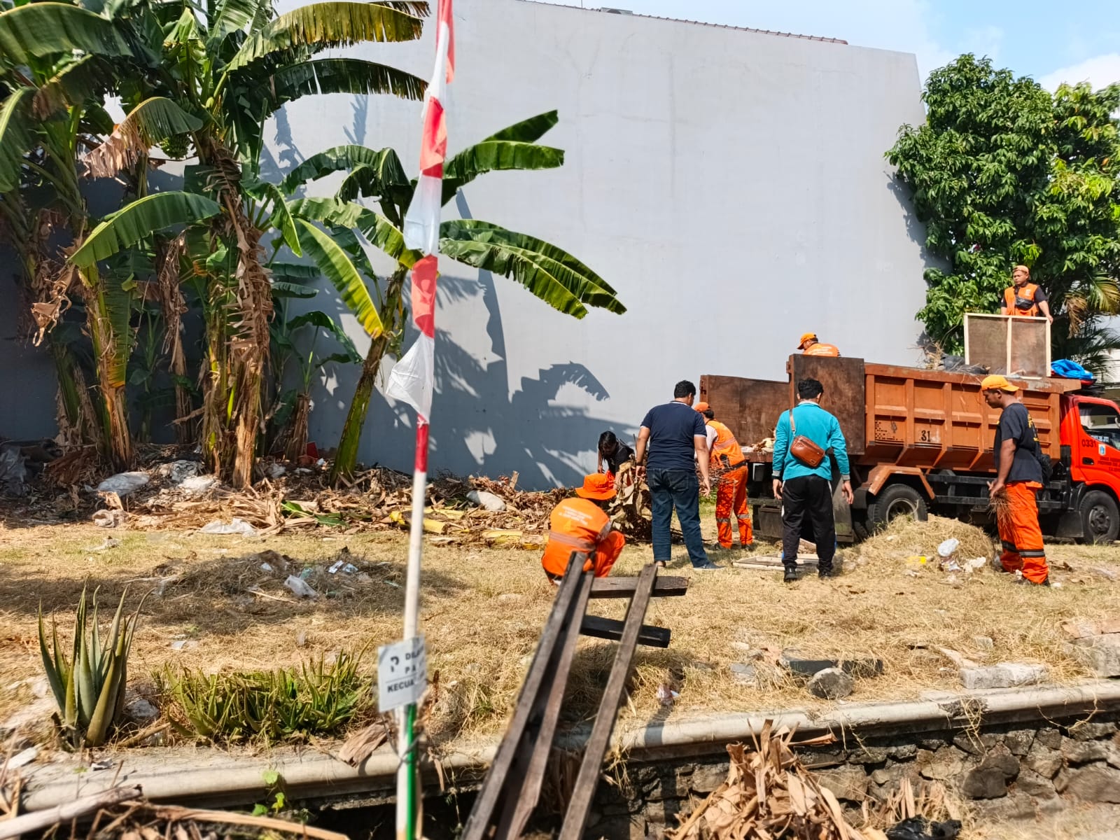 Kerja Bakti di RW 008, Kelurahan Kelapa Gading Timur Bersihkan Sampah Liar dan Rumput di Sejumlah Ruas Jalan 6