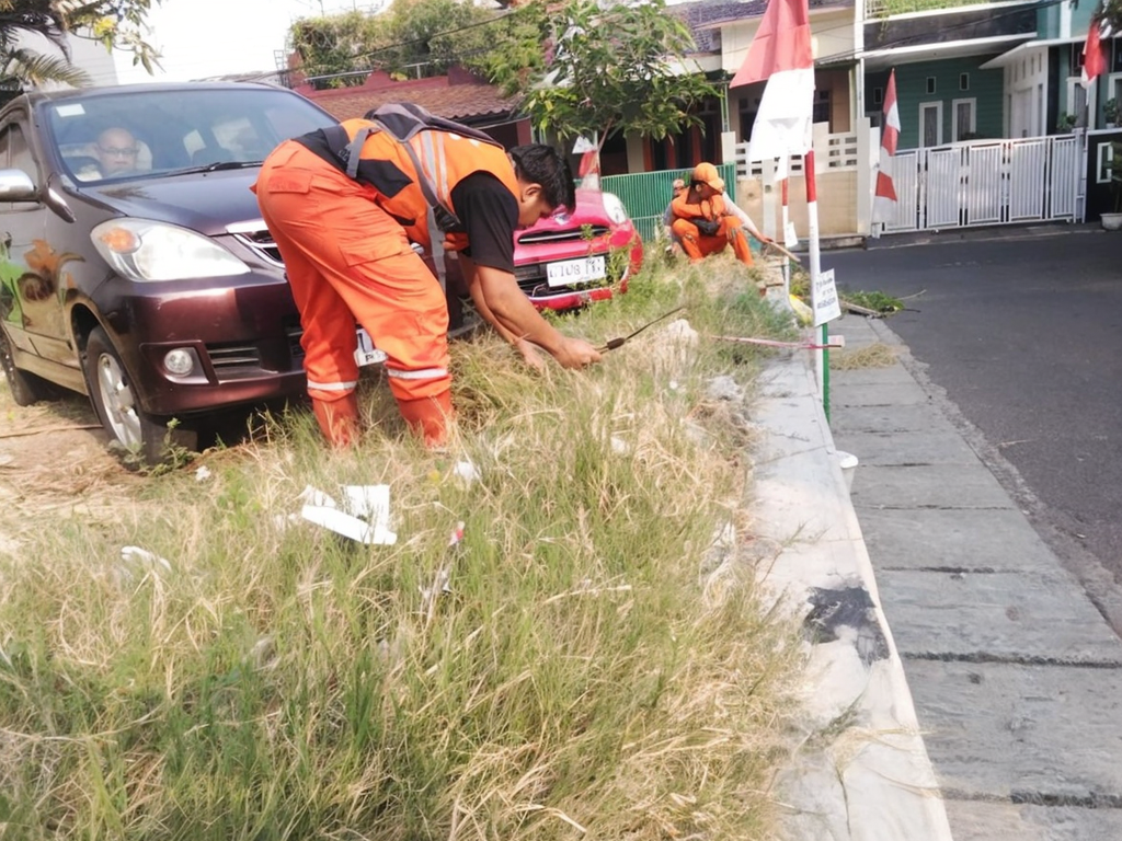 Kerja Bakti di RW 008, Kelurahan Kelapa Gading Timur Bersihkan Sampah Liar dan Rumput di Sejumlah Ruas Jalan 5