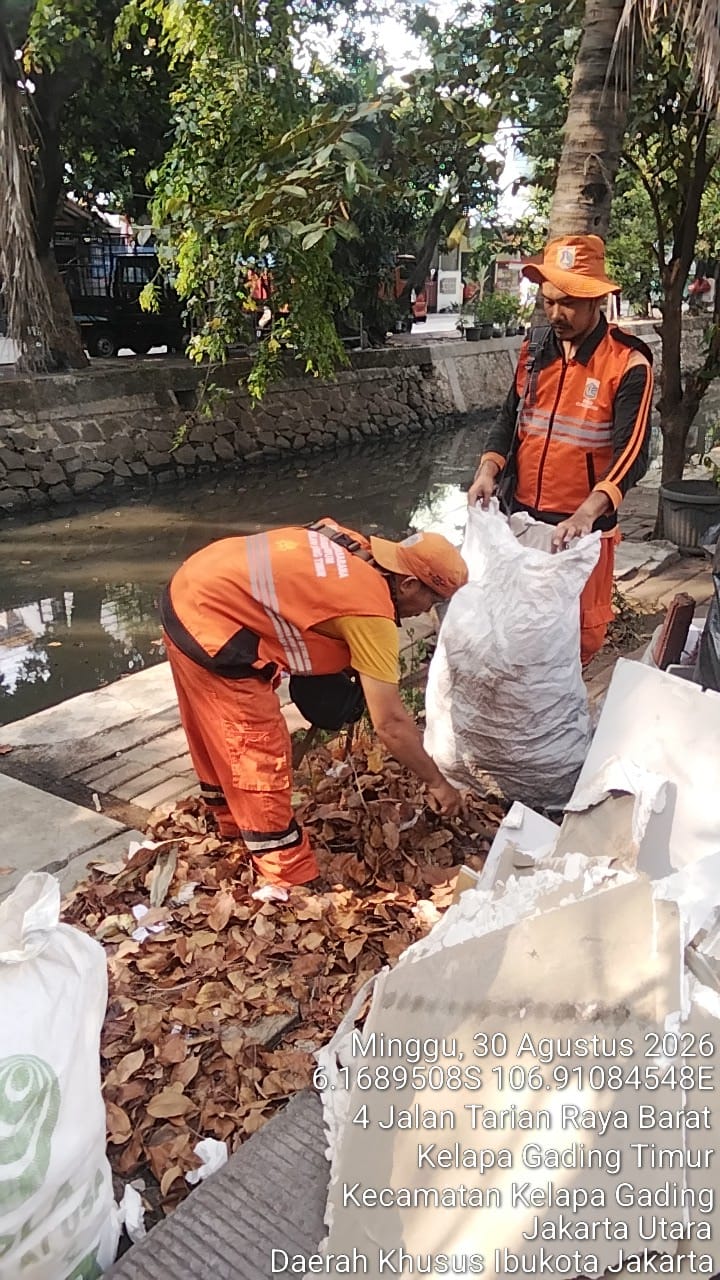 Kerja Bakti di RW 008, Kelurahan Kelapa Gading Timur Bersihkan Sampah Liar dan Rumput di Sejumlah Ruas Jalan 1