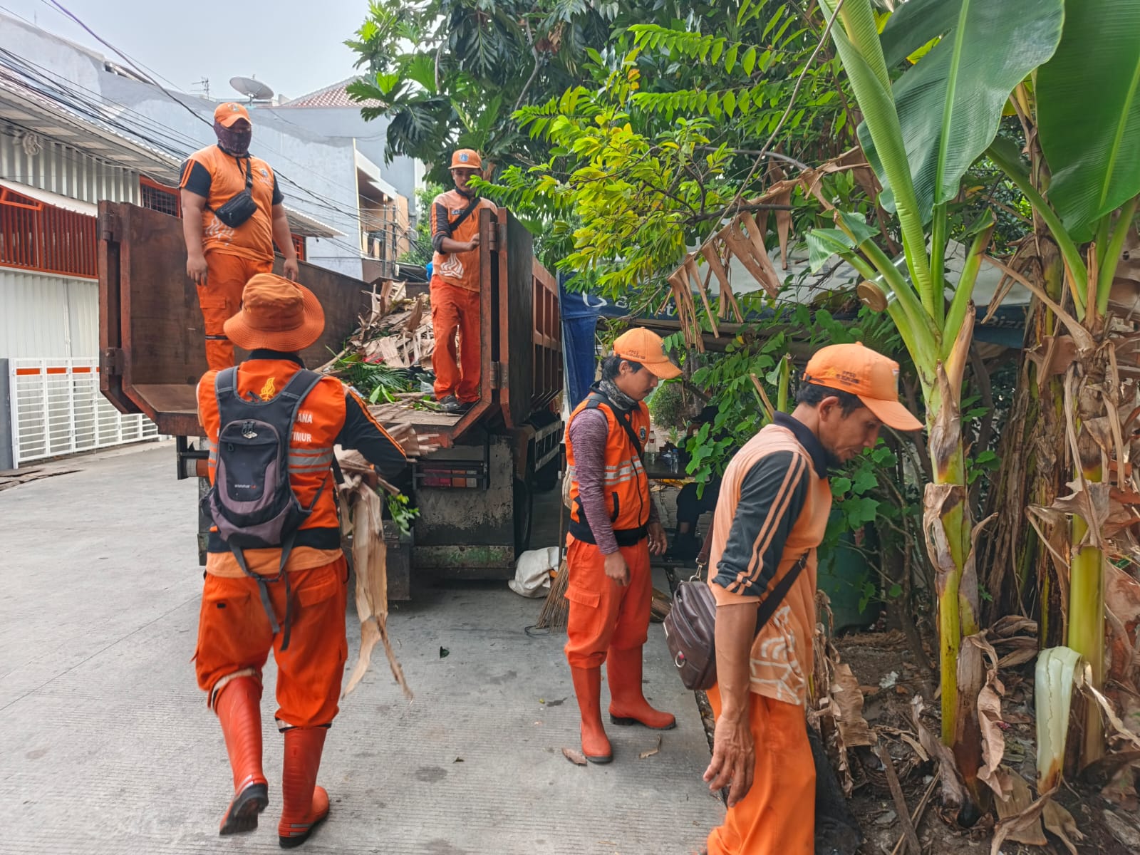 Kerja Bakti di RW 008, Kelurahan Kelapa Gading Timur Bersihkan Sampah Liar dan Rumput di Sejumlah Ruas Jalan 2