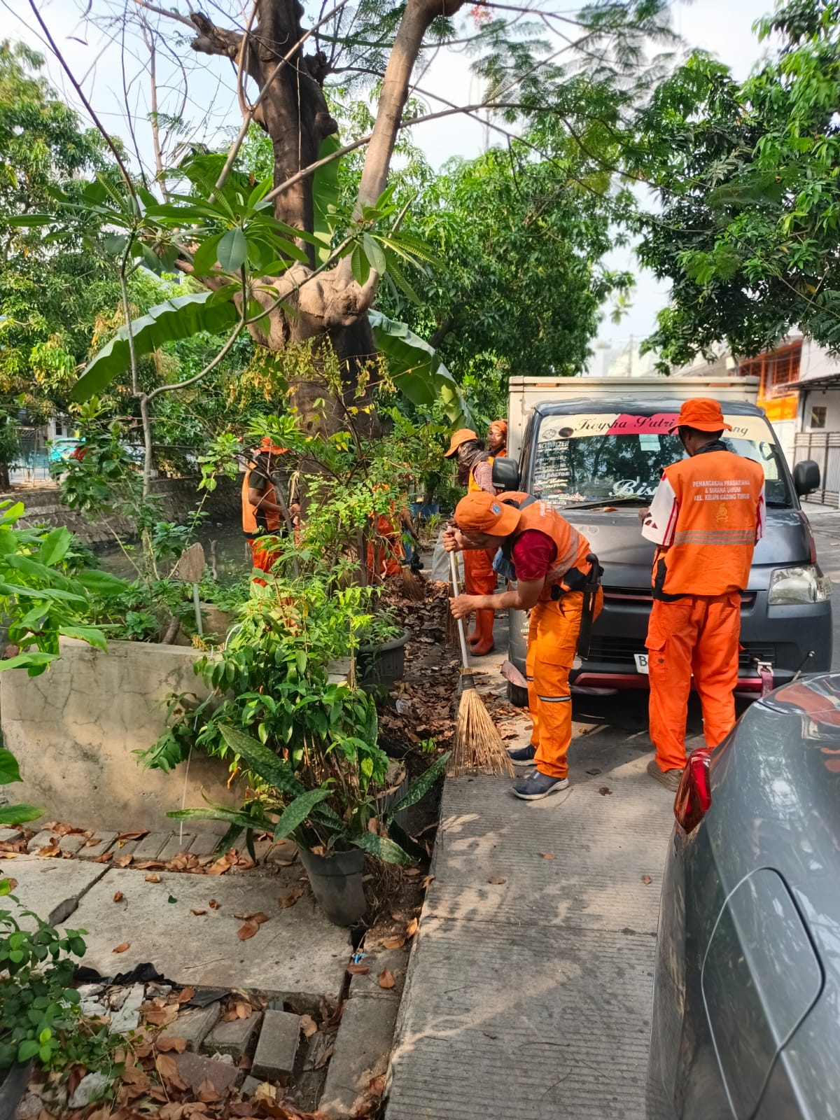 Kerja Bakti di RW 008, Kelurahan Kelapa Gading Timur Bersihkan Sampah Liar dan Rumput di Sejumlah Ruas Jalan 3