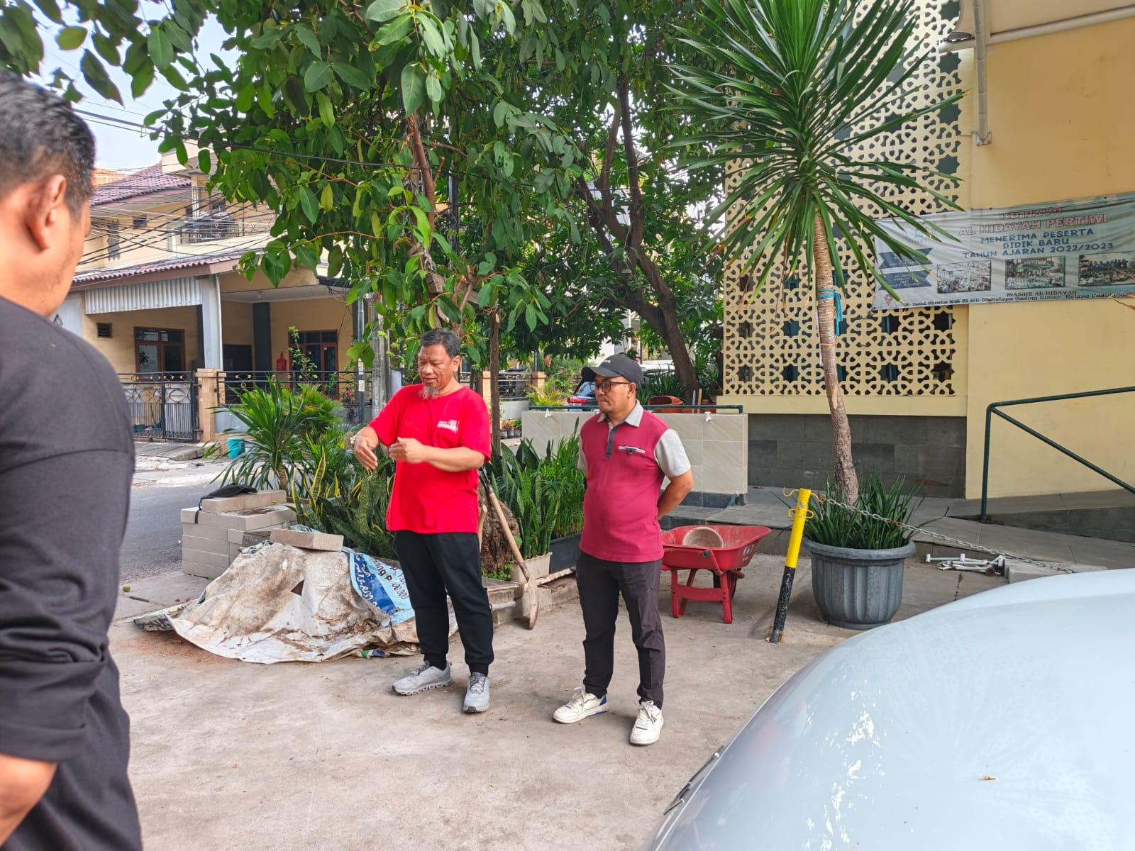 Kerja Bakti di RW 008, Kelurahan Kelapa Gading Timur Bersihkan Sampah Liar dan Rumput di Sejumlah Ruas Jalan 4