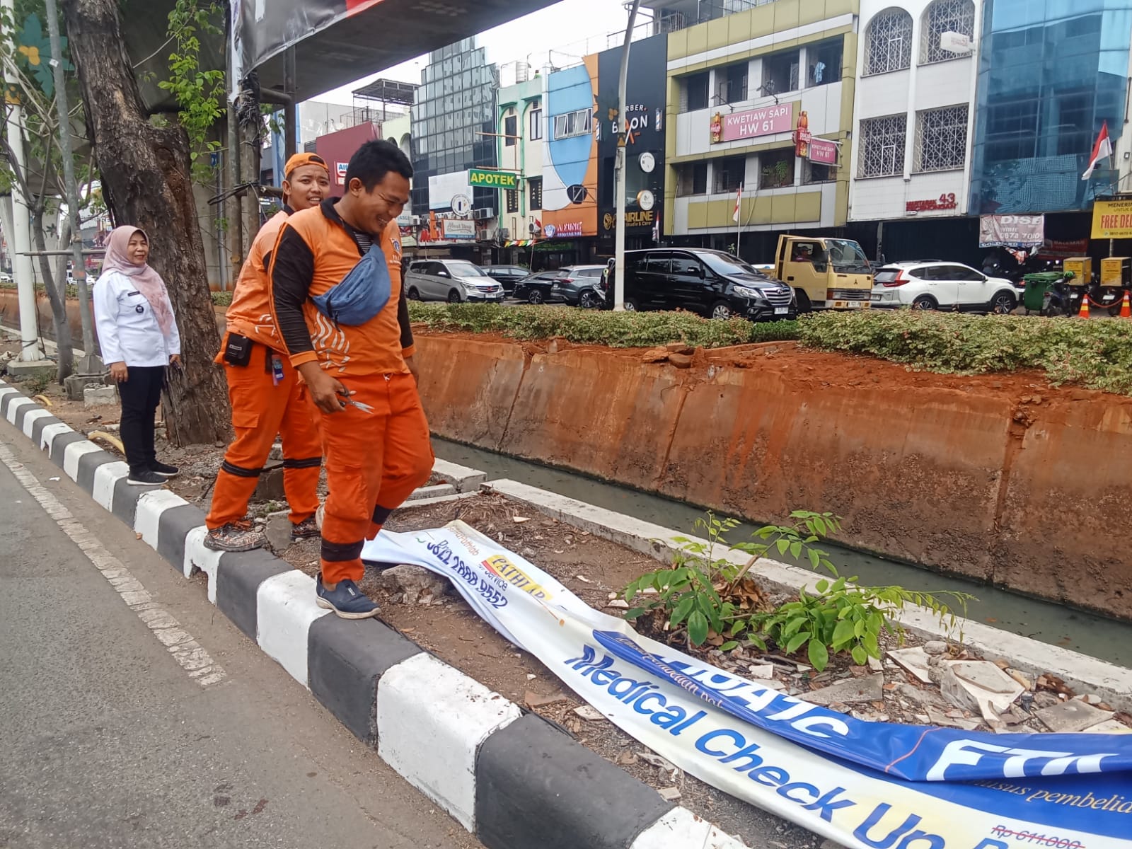 Tertib dan Bersih, Kelurahan Kelapa Gading Timur Lakukan Penertiban Spanduk dan Pamflet 3
