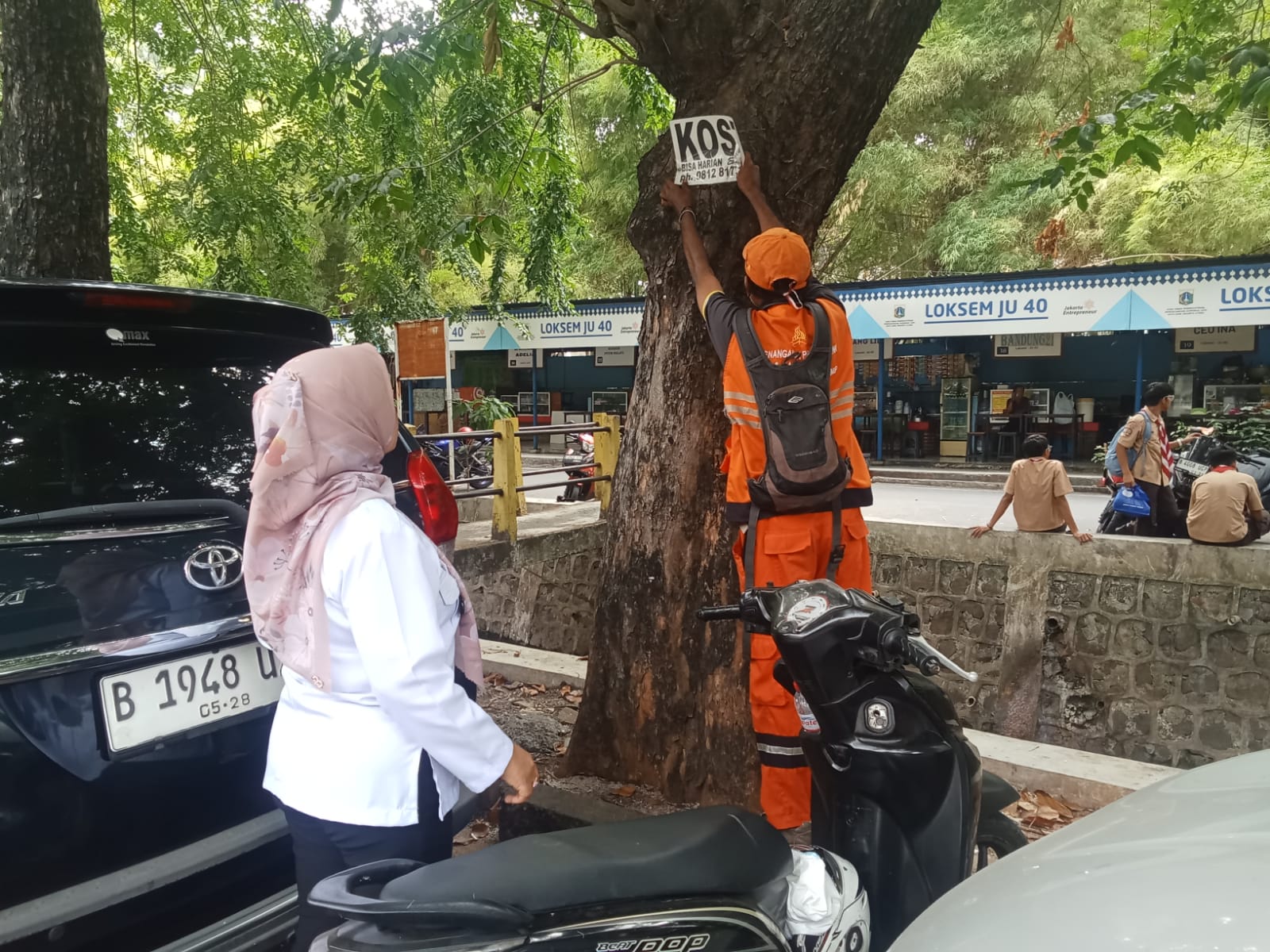 Tertib dan Bersih, Kelurahan Kelapa Gading Timur Lakukan Penertiban Spanduk dan Pamflet 4