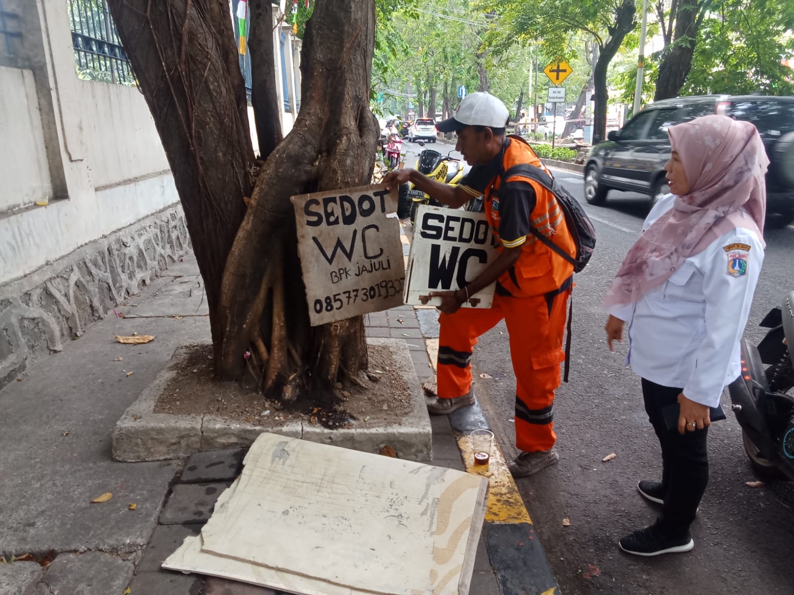 Tertib dan Bersih, Kelurahan Kelapa Gading Timur Lakukan Penertiban Spanduk dan Pamflet 6
