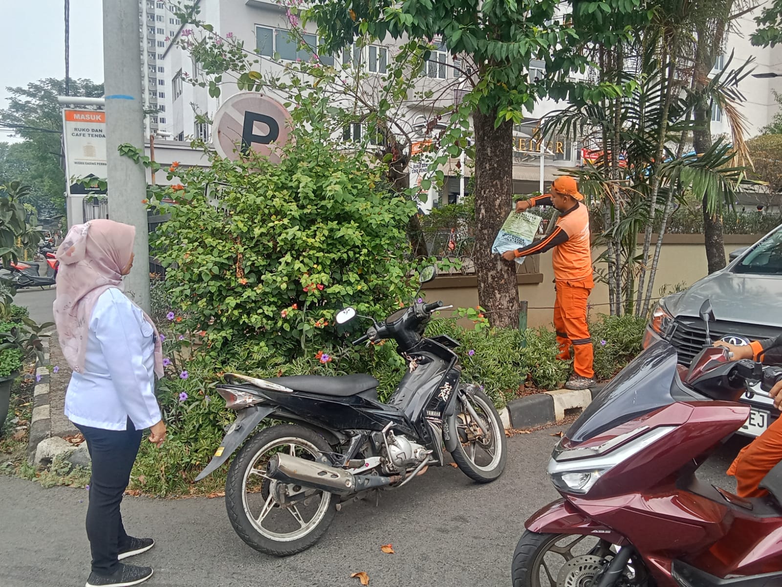 Tertib dan Bersih, Kelurahan Kelapa Gading Timur Lakukan Penertiban Spanduk dan Pamflet 1