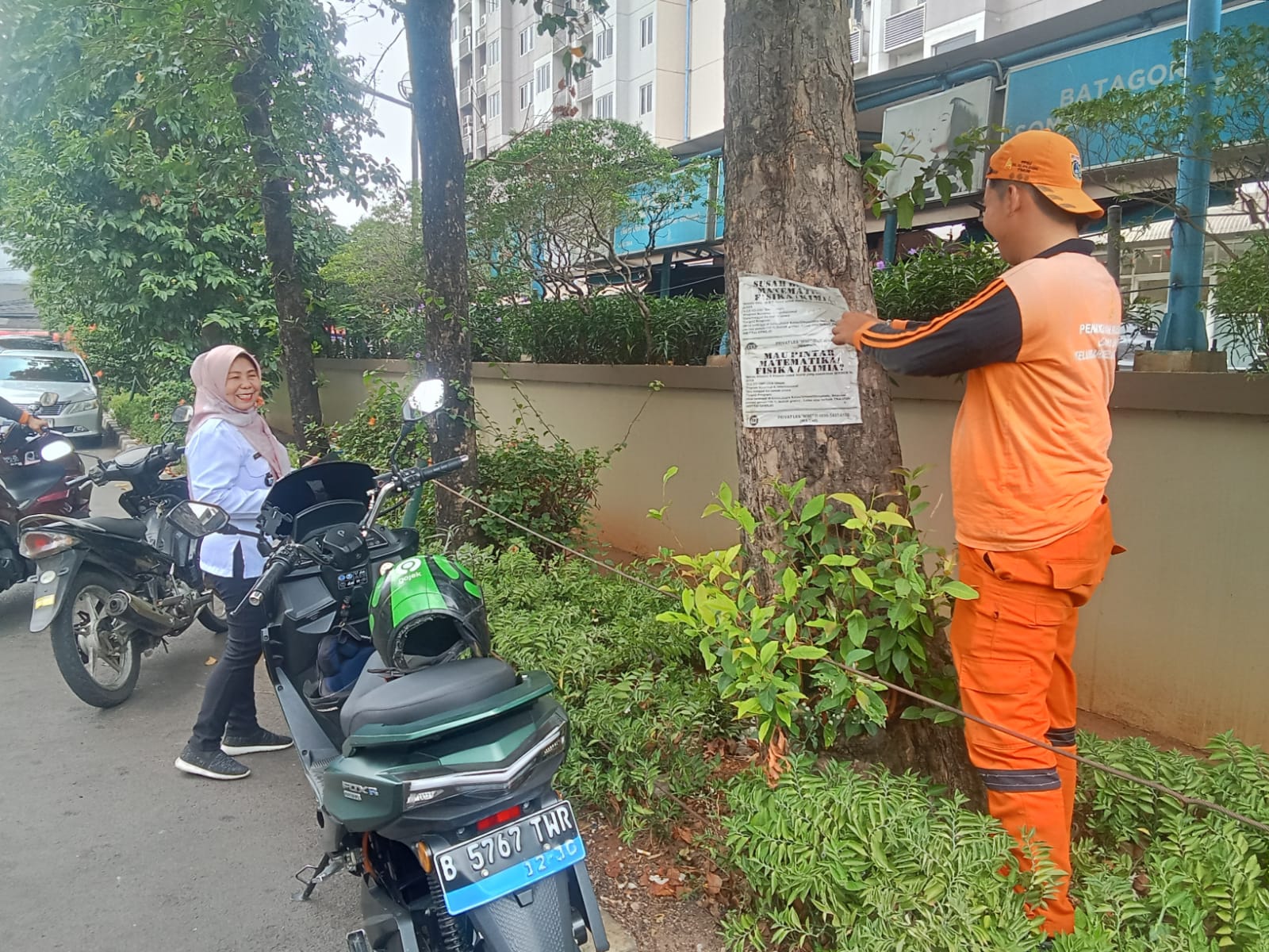 Tertib dan Bersih, Kelurahan Kelapa Gading Timur Lakukan Penertiban Spanduk dan Pamflet 2