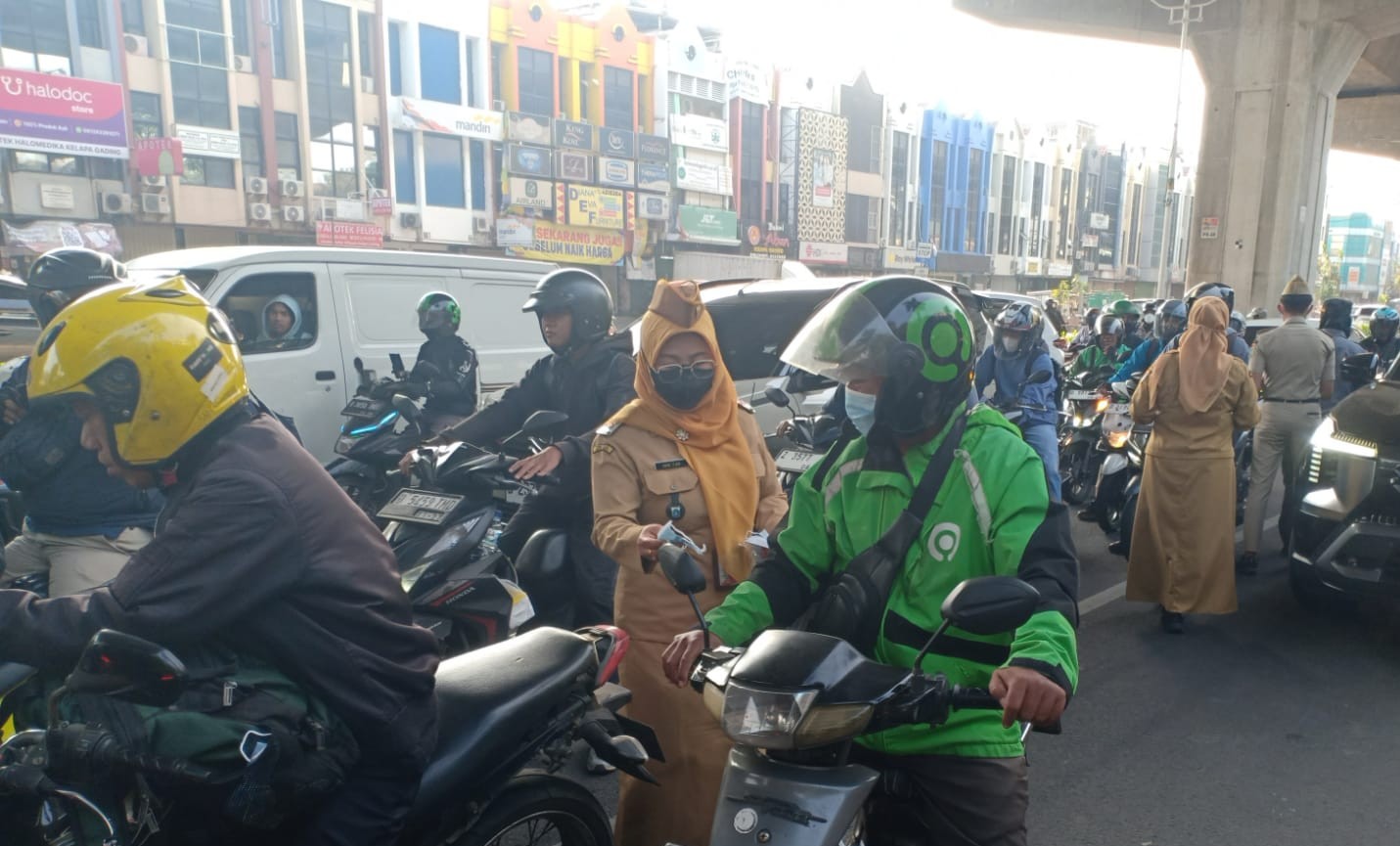 Waspada Abu Vulkanik, Masker Dibagikan dan Jalan Disiram untuk Jaga Kualitas Udara 5