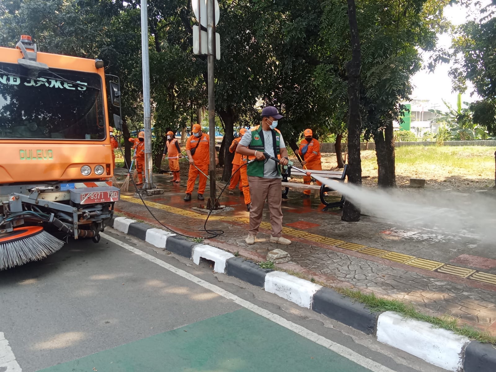 Waspada Abu Vulkanik, Masker Dibagikan dan Jalan Disiram untuk Jaga Kualitas Udara 3