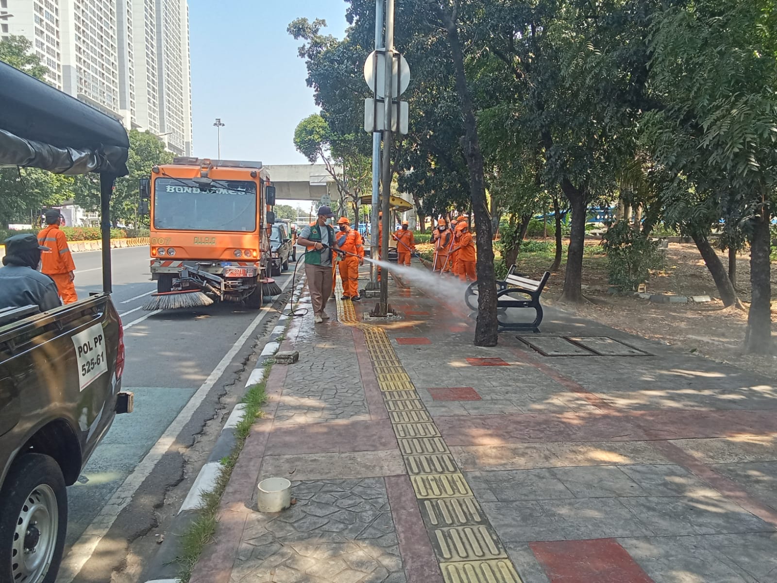 Waspada Abu Vulkanik, Masker Dibagikan dan Jalan Disiram untuk Jaga Kualitas Udara 2
