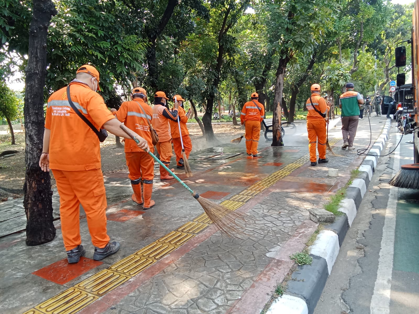 Waspada Abu Vulkanik, Masker Dibagikan dan Jalan Disiram untuk Jaga Kualitas Udara 4