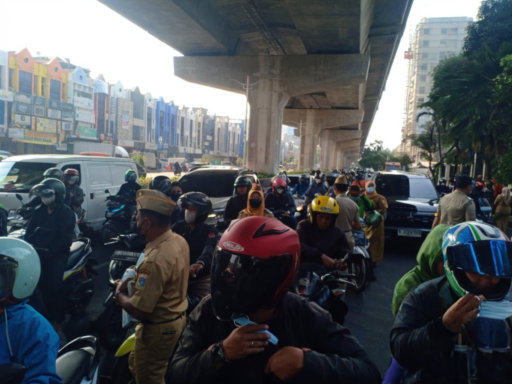 Waspada Abu Vulkanik, Masker Dibagikan dan Jalan Disiram untuk Jaga Kualitas Udara 1
