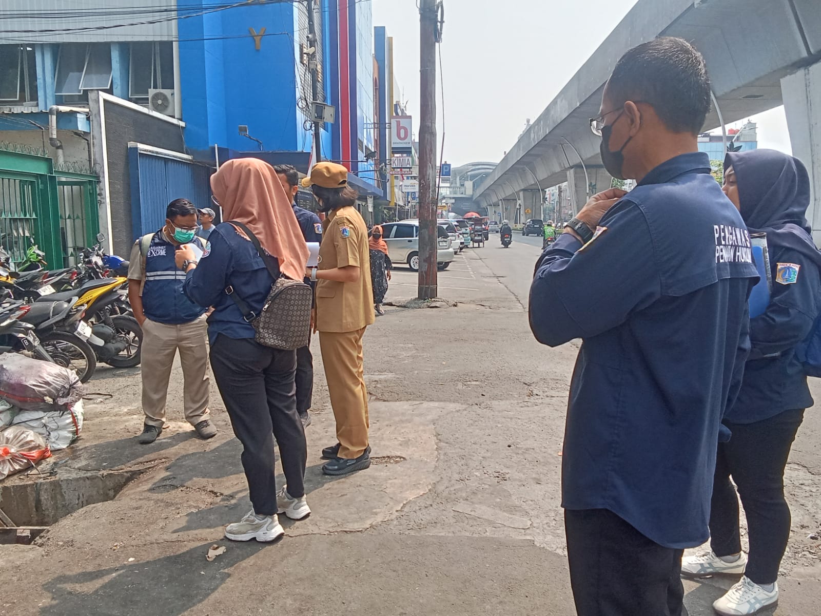 Tindak Lanjut Aduan CRM, Pemerintah Cek Pengelolaan Limbah Usaha di Jalan Boulevard Raya 5