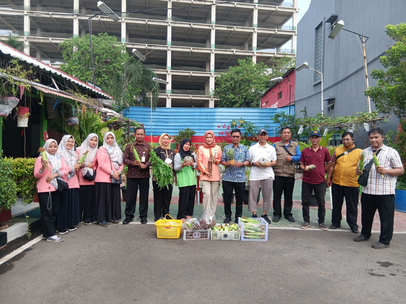 Dari Lahan Terbatas Jadi Lahan Produktif, Kebun Cempaka RW 03 Sukses Gelar Panen Raya 4