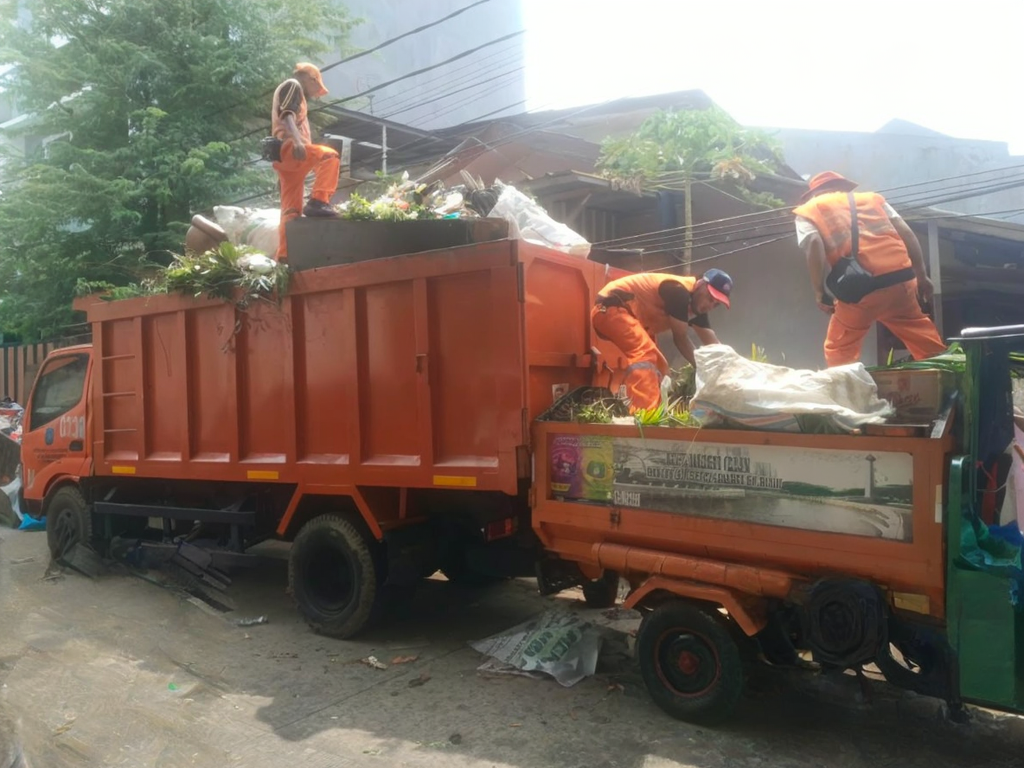 Kolaborasi Jaga Lingkungan : Sekkel Monitoring Kerja Bakti Lingkungan di RW 010 4