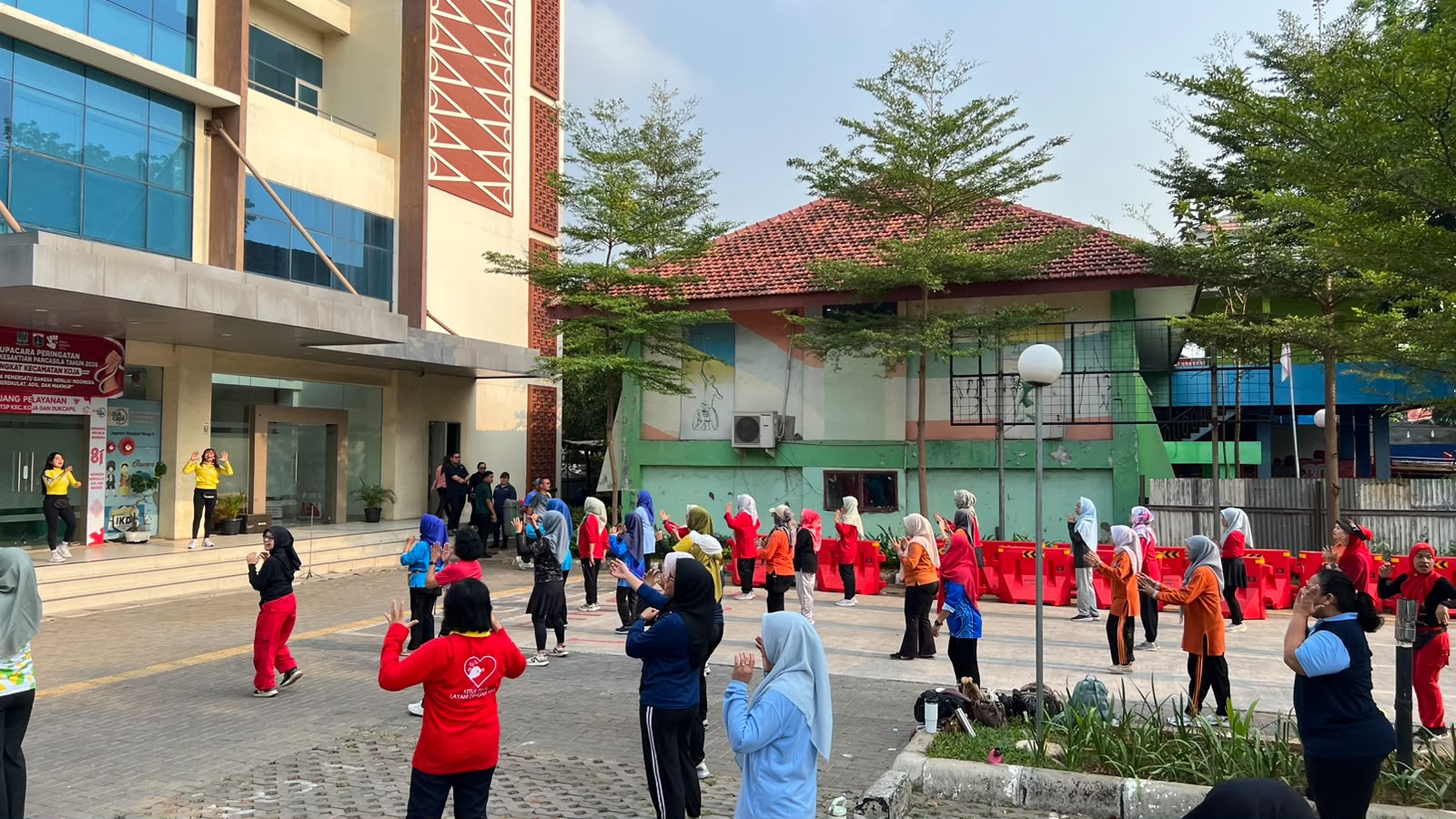 Kegiatan Senam Bersama ASN Se-Kecamatan Koja, Upaya Menjaga Kebugaran dan Kebersamaan Aparatur 3