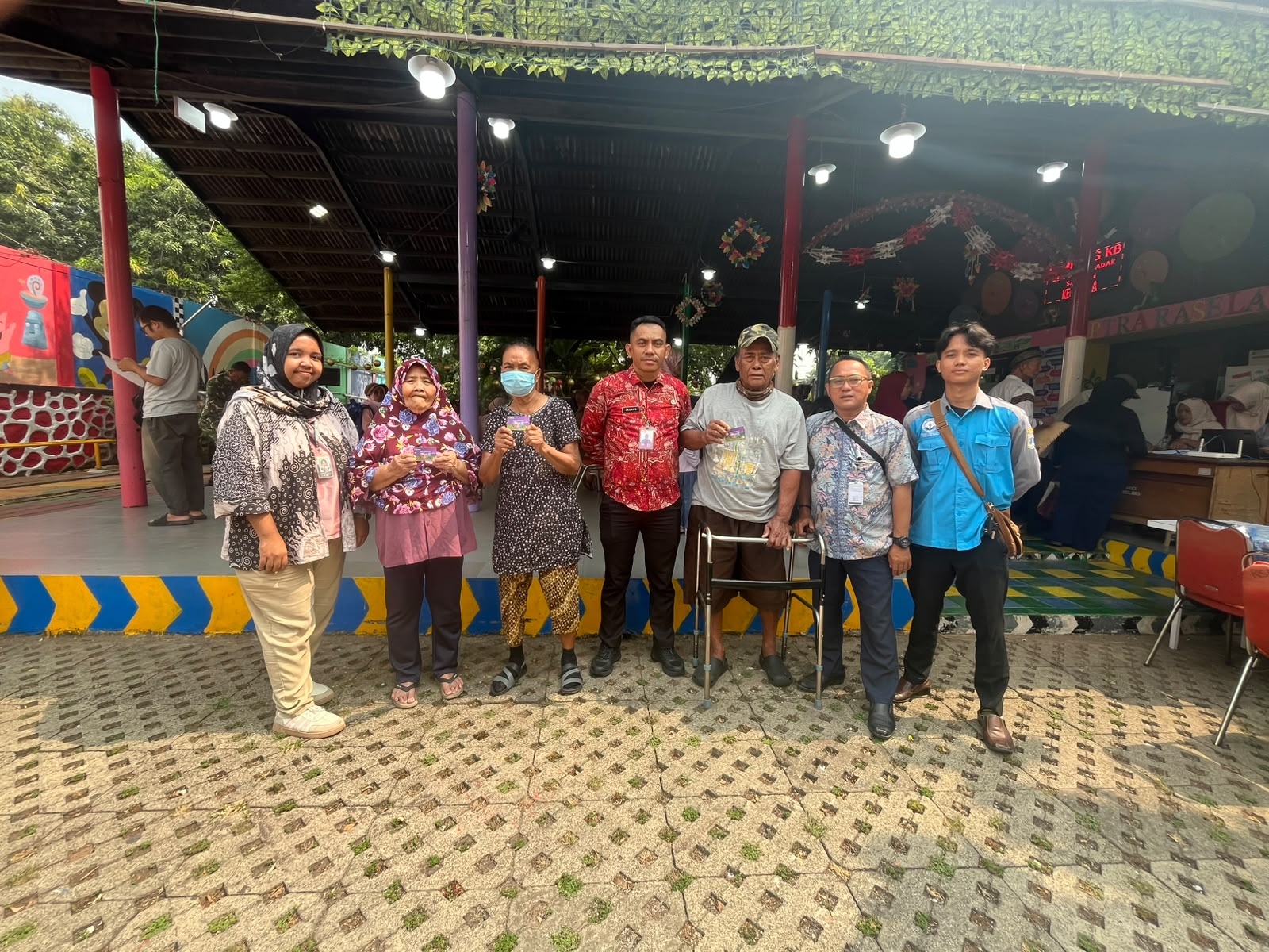 Pendistribusian Bantuan Sosial PKD: Satpel Sosial Bersama Bank Jakarta Salurkan KAJ, KPDJ, dan KLJ di RPTRA Rasela 2