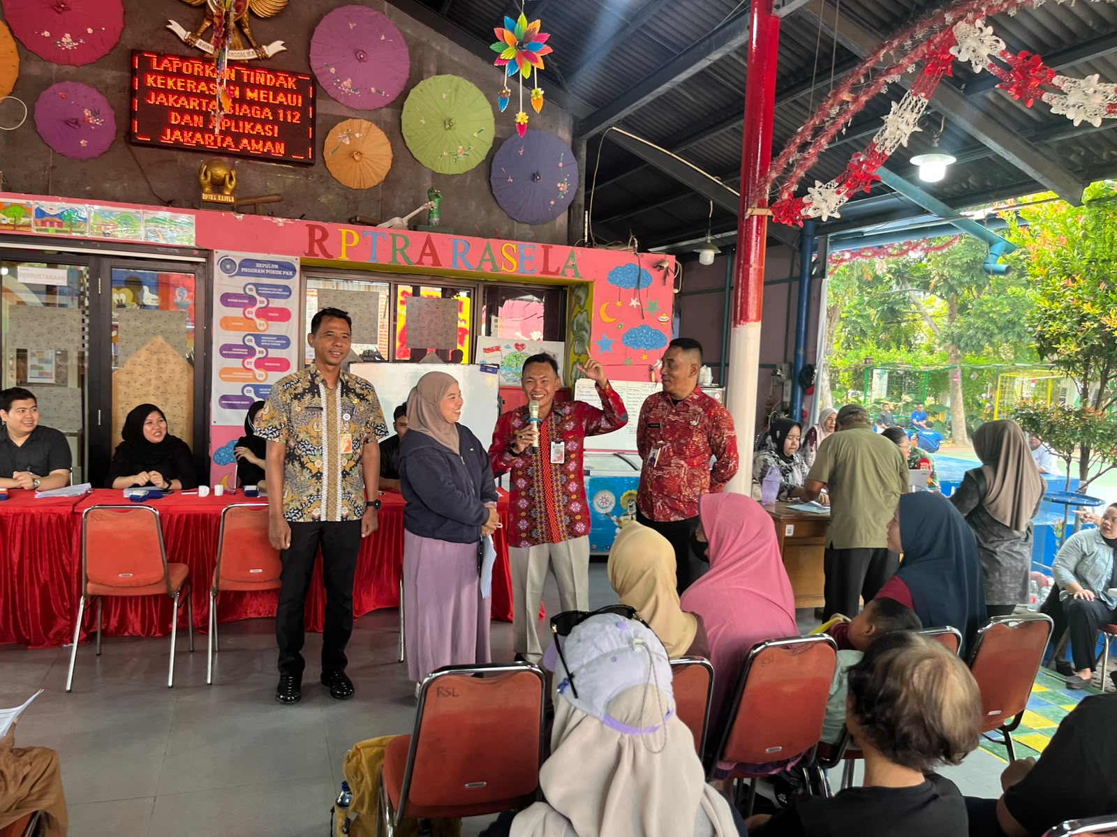Pendistribusian Bantuan Sosial PKD: Satpel Sosial Bersama Bank Jakarta Salurkan KAJ, KPDJ, dan KLJ di RPTRA Rasela 5