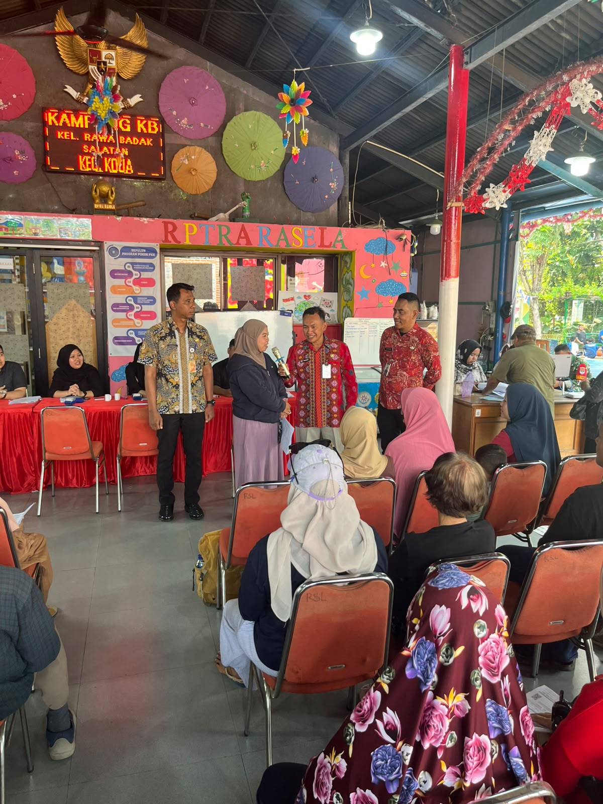 Pendistribusian Bantuan Sosial PKD: Satpel Sosial Bersama Bank Jakarta Salurkan KAJ, KPDJ, dan KLJ di RPTRA Rasela 1