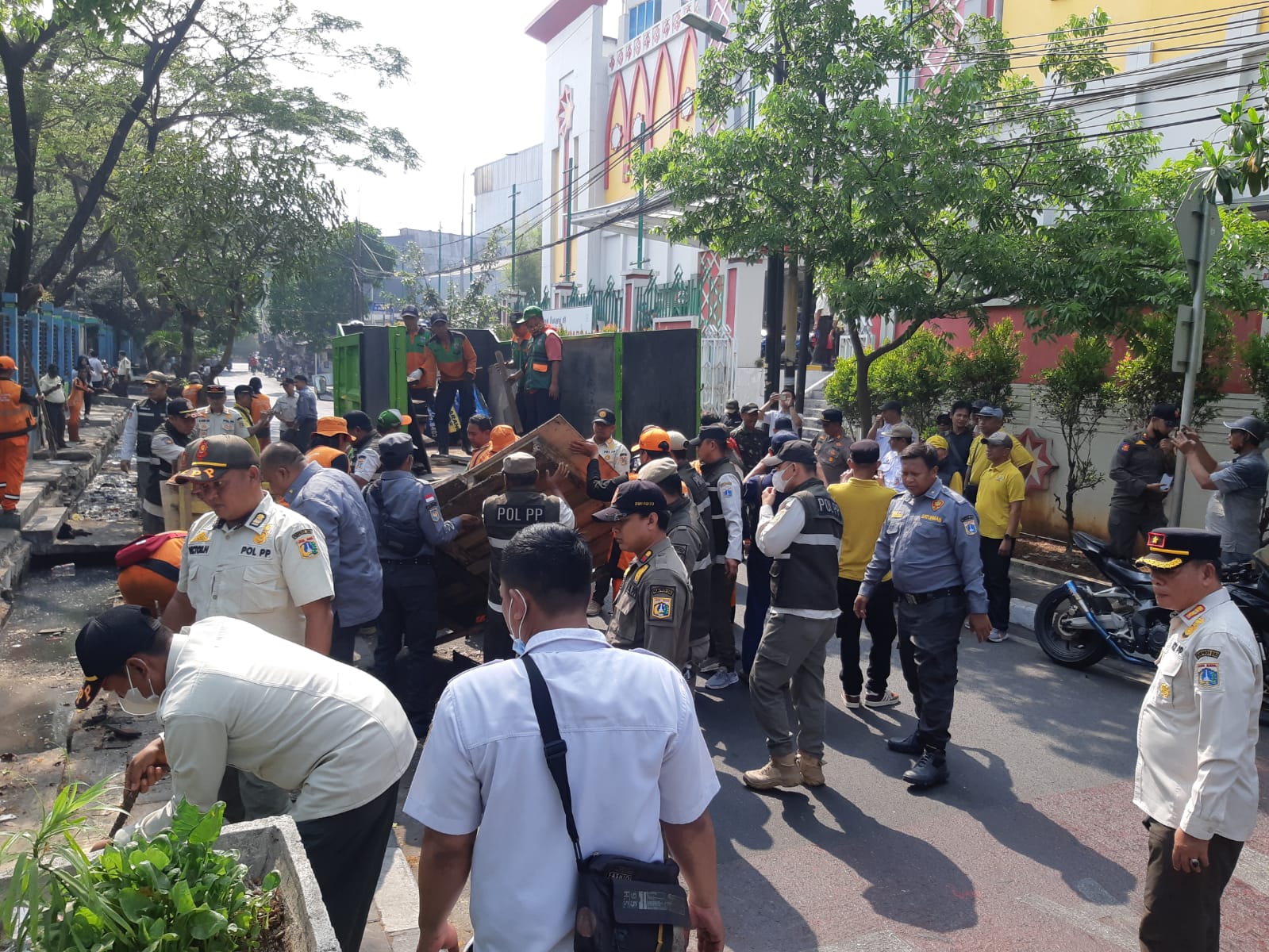 Kecamatan Koja Tertibkan PKL dan Parkir Liar di Sekitar Pasar Koja Baru Demi Kenyamanan Warga 6