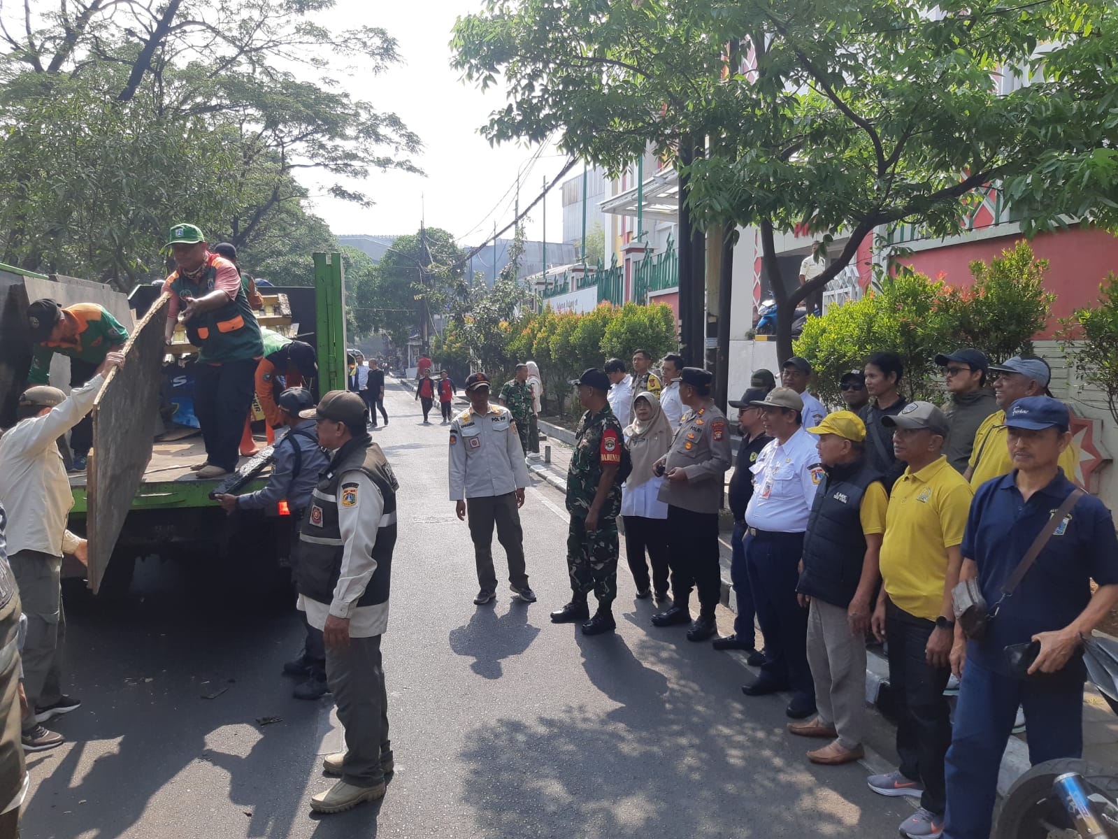 Kecamatan Koja Tertibkan PKL dan Parkir Liar di Sekitar Pasar Koja Baru Demi Kenyamanan Warga 2