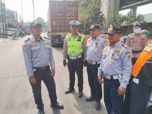 Satpelhub Kecamatan Koja Tindak Tegas Kendaraan Besar di Jalan Jampea Raya 2