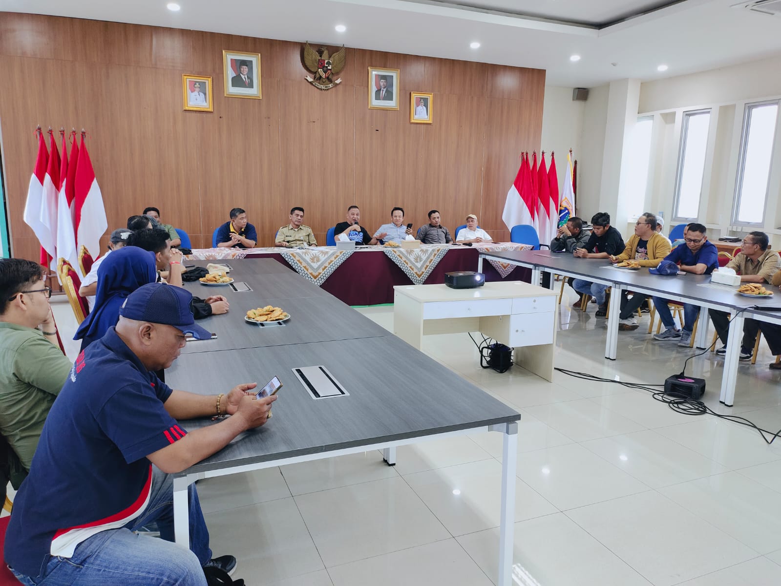 Camat Koja Pimpin Rapat Persiapan Pelaksanaan HBKB Jalan Plumpang Semper 3