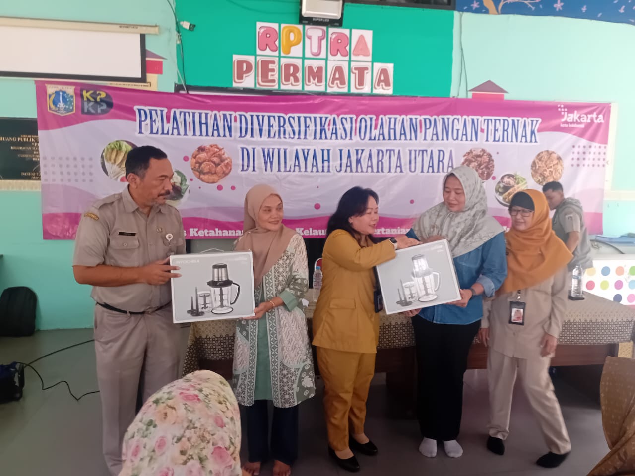 Kasi Ekbang Kecamatan Koja Hadiri Pelatihan Diversifikasi Olahan Pangan Ternak oleh Sudin KPKP Jakarta Utara di RPTRA Permata 3
