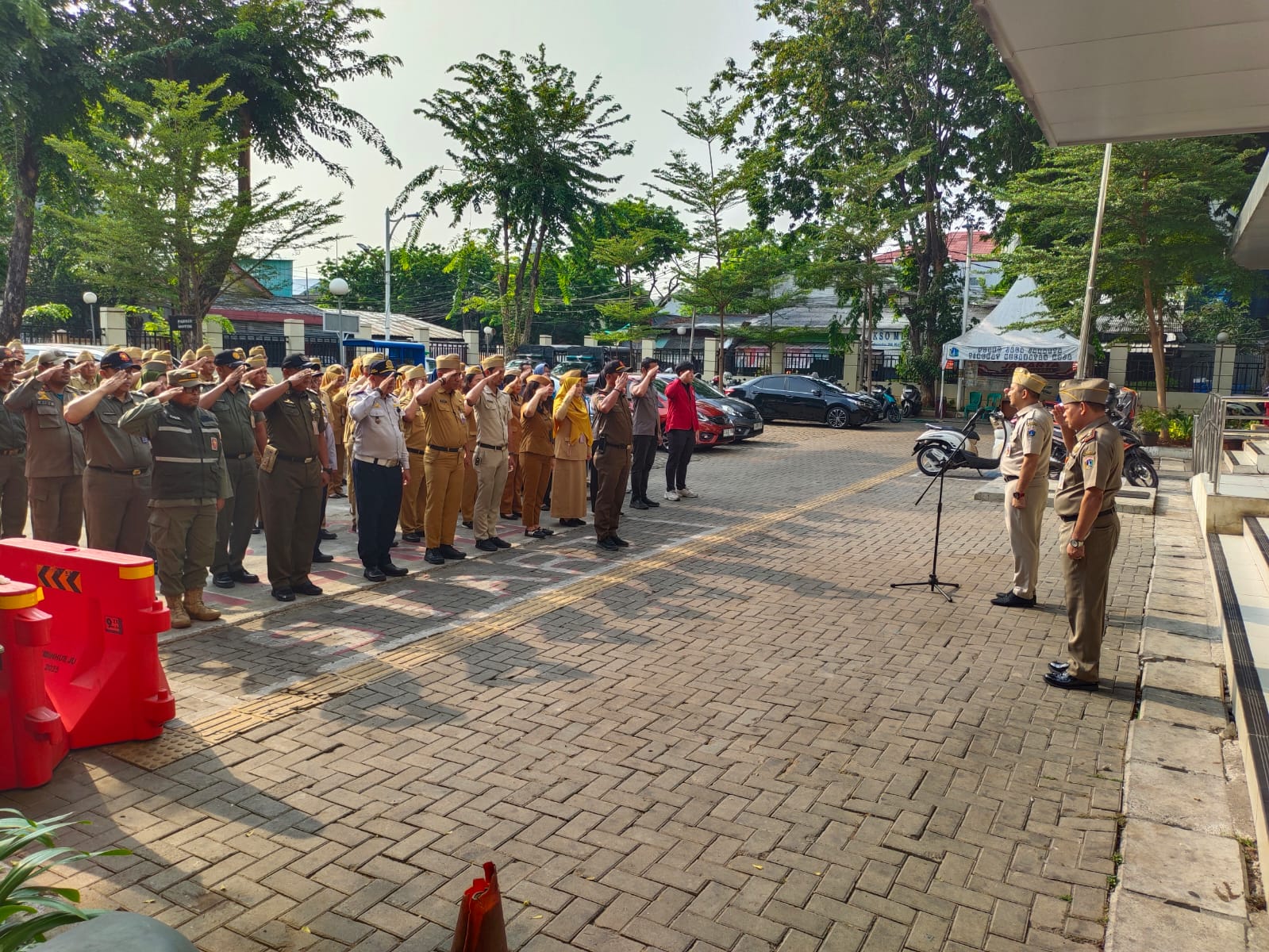 Sekretaris Kecamatan Koja Pimpin Apel Pagi Bersama Jajaran Aparatur 4