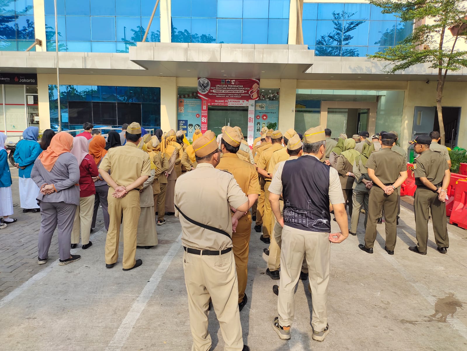 Sekretaris Kecamatan Koja Pimpin Apel Pagi Bersama Jajaran Aparatur 2
