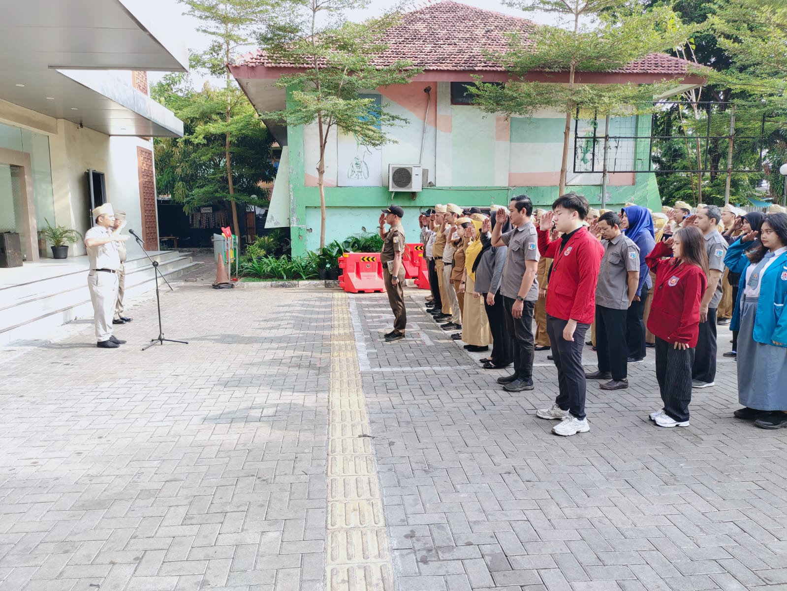 Sekretaris Kecamatan Koja Pimpin Apel Pagi Bersama Jajaran Aparatur 1