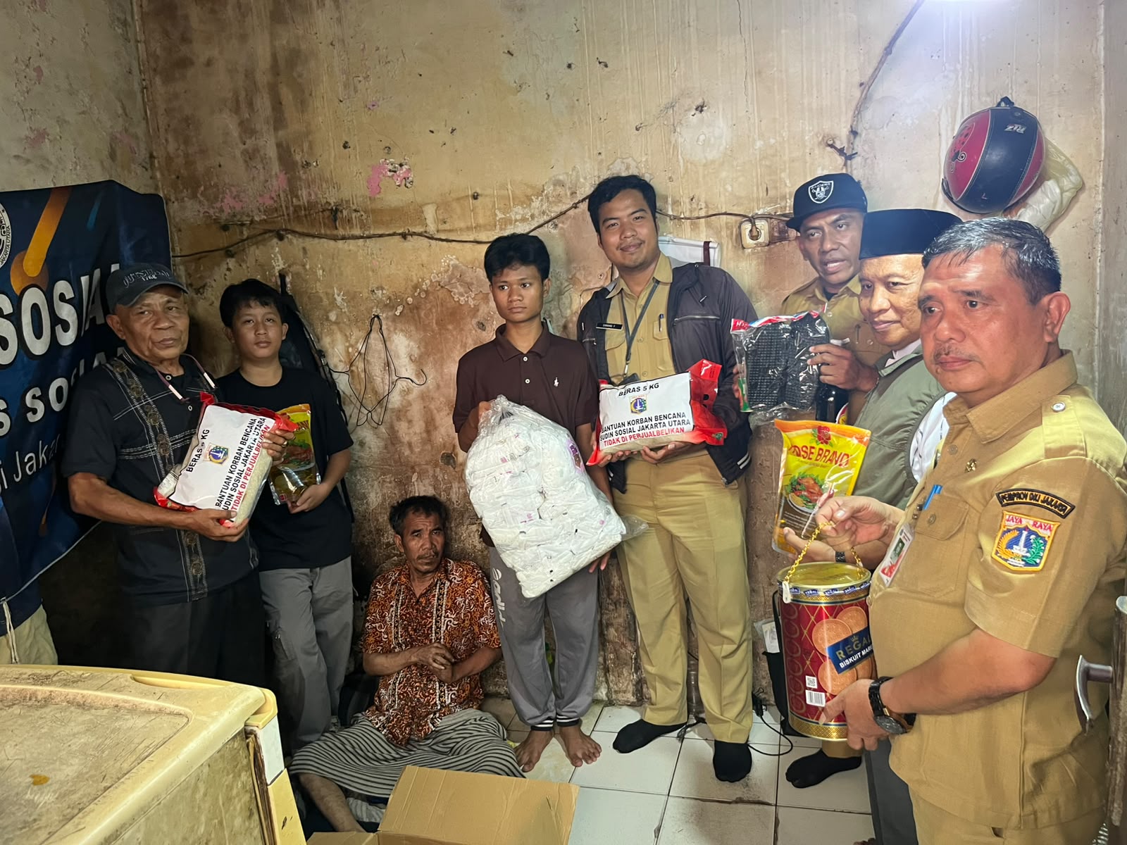 Sudin Sosial Bersama Kecamatan Koja Serahkan Bantuan Natura untuk Warga Rawa Badak Selatan 3