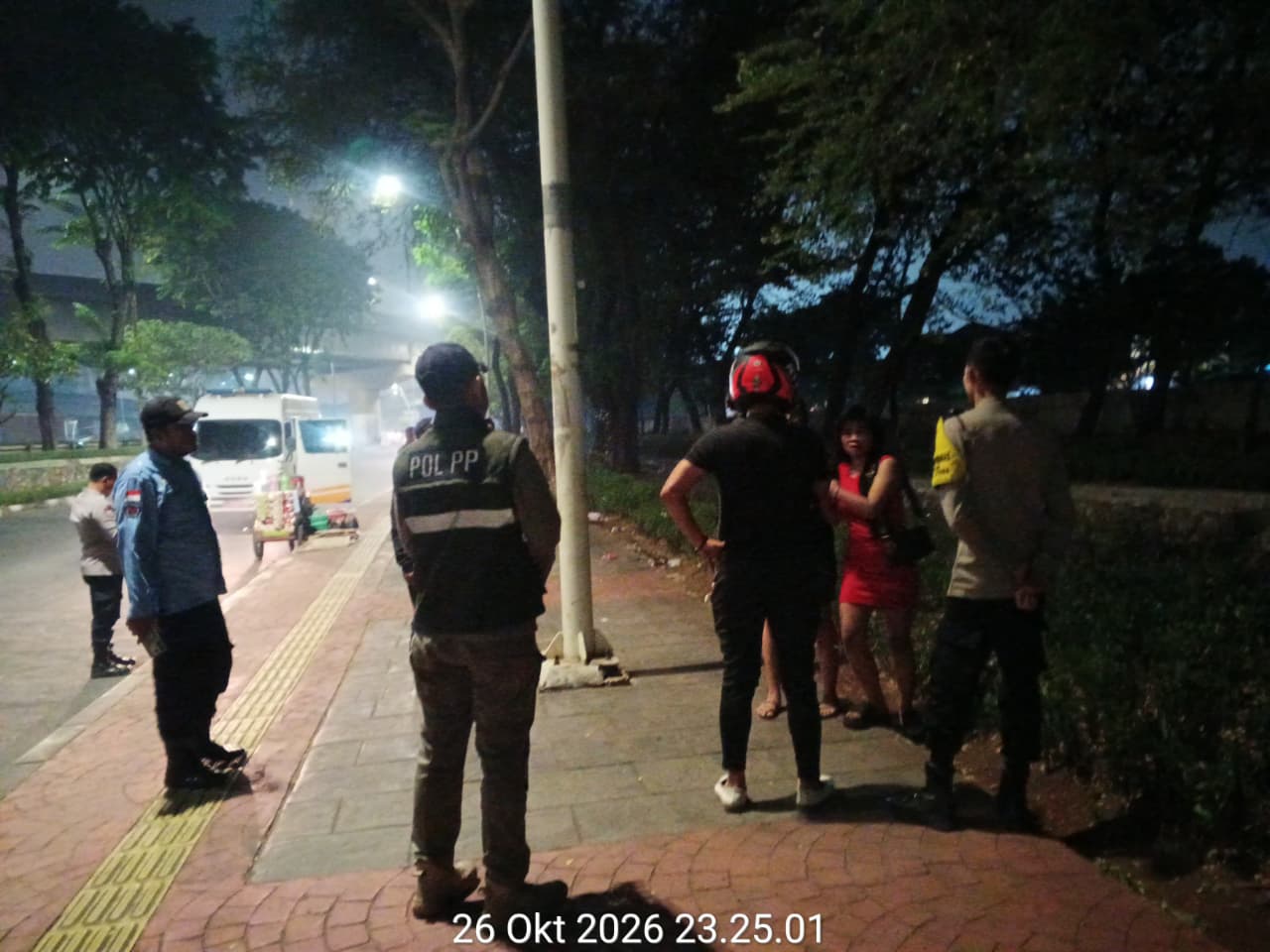 Tim Gabungan Kecamatan Koja, Polsek, dan Satpol PP Tertibkan Aktivitas Malam di Taman Tablo Plumpang 4
