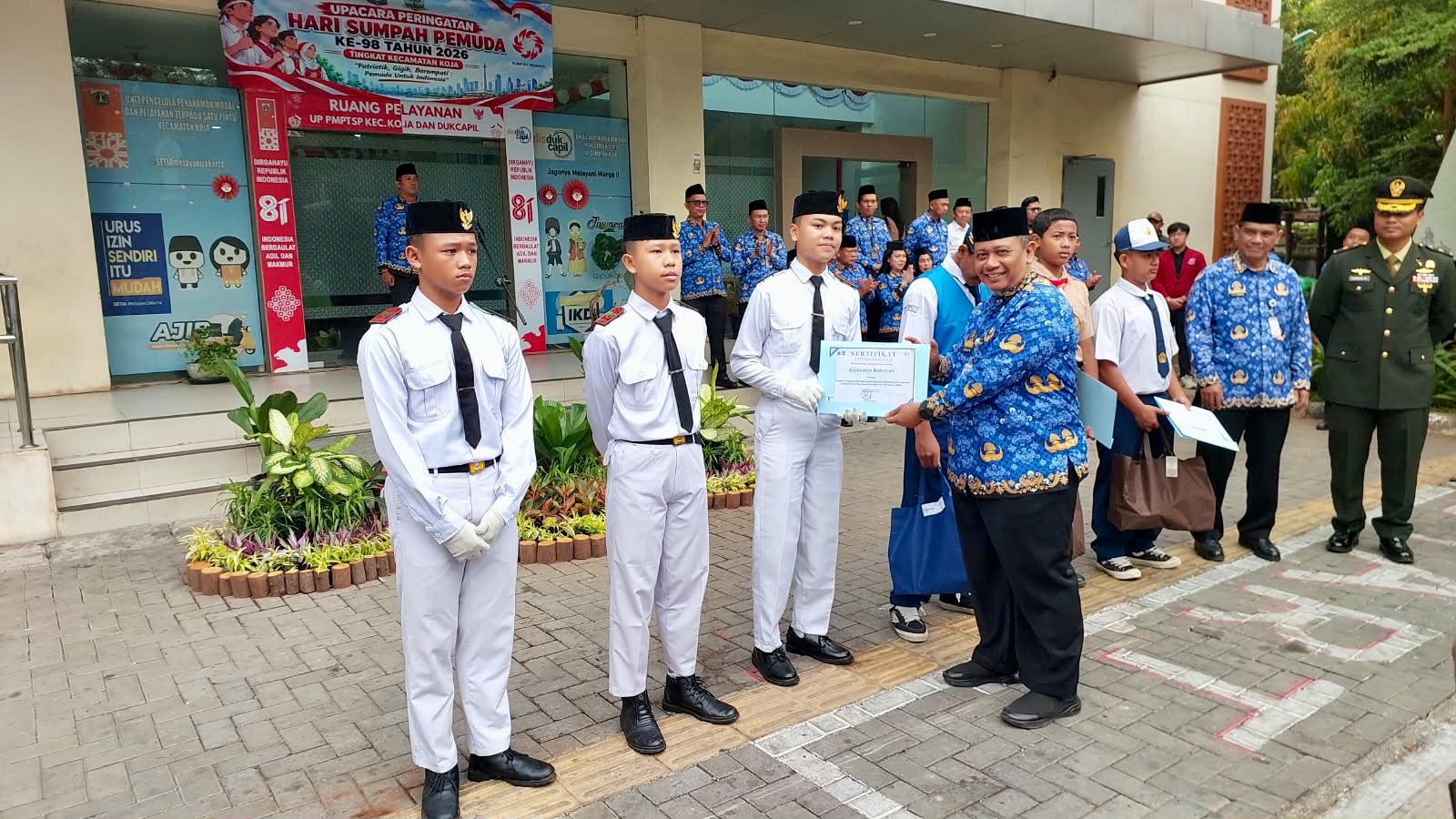 Memberikan Apresiasi Khusus Kepada Atlet POPPROV dan Petugas Pengibar Bendera Berprestasi 2